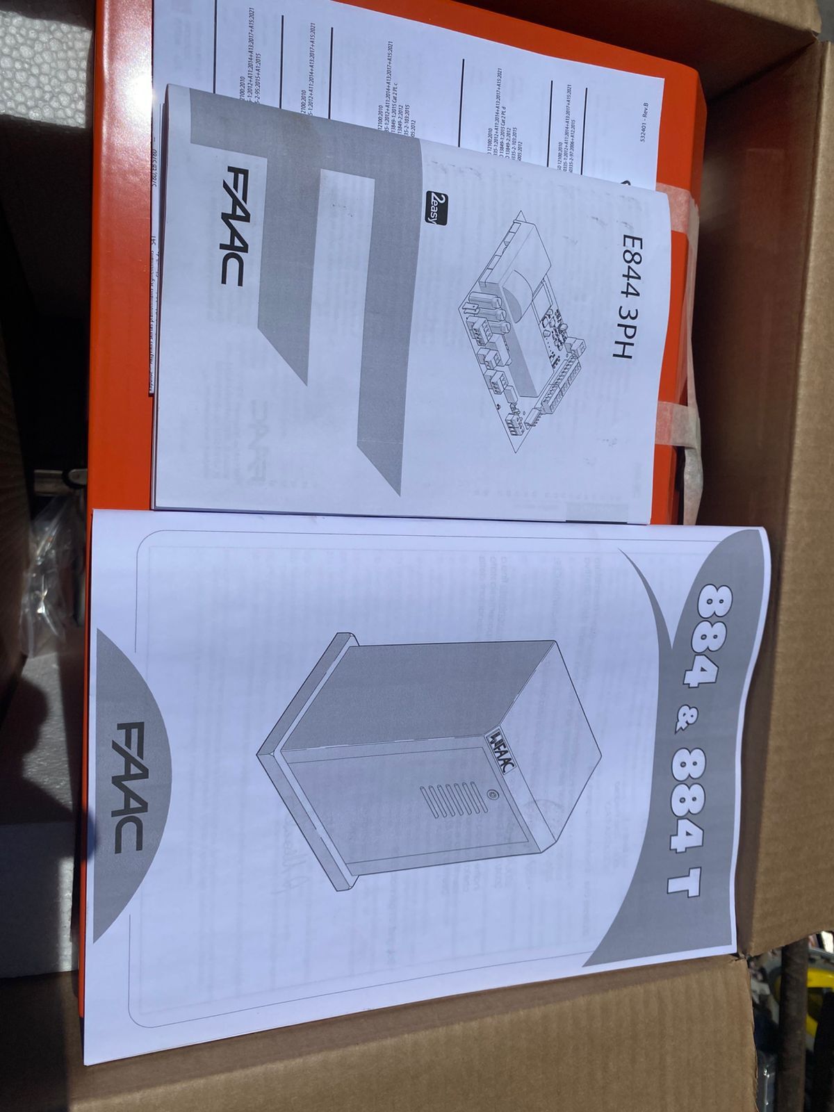 motor FAAC 884 junto a su manual