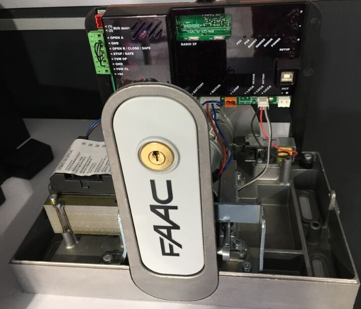 vista de frente motor corredera FAAC C721