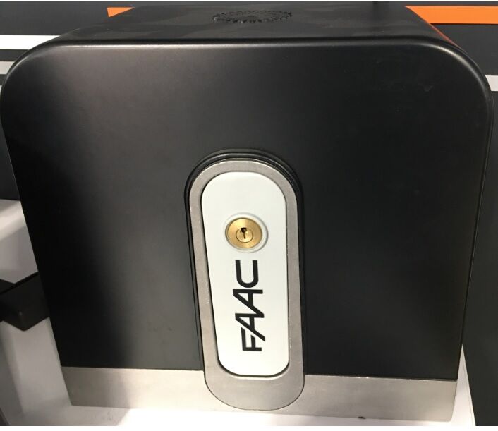 vista frontal con tapa de motor corredera FAAC C721