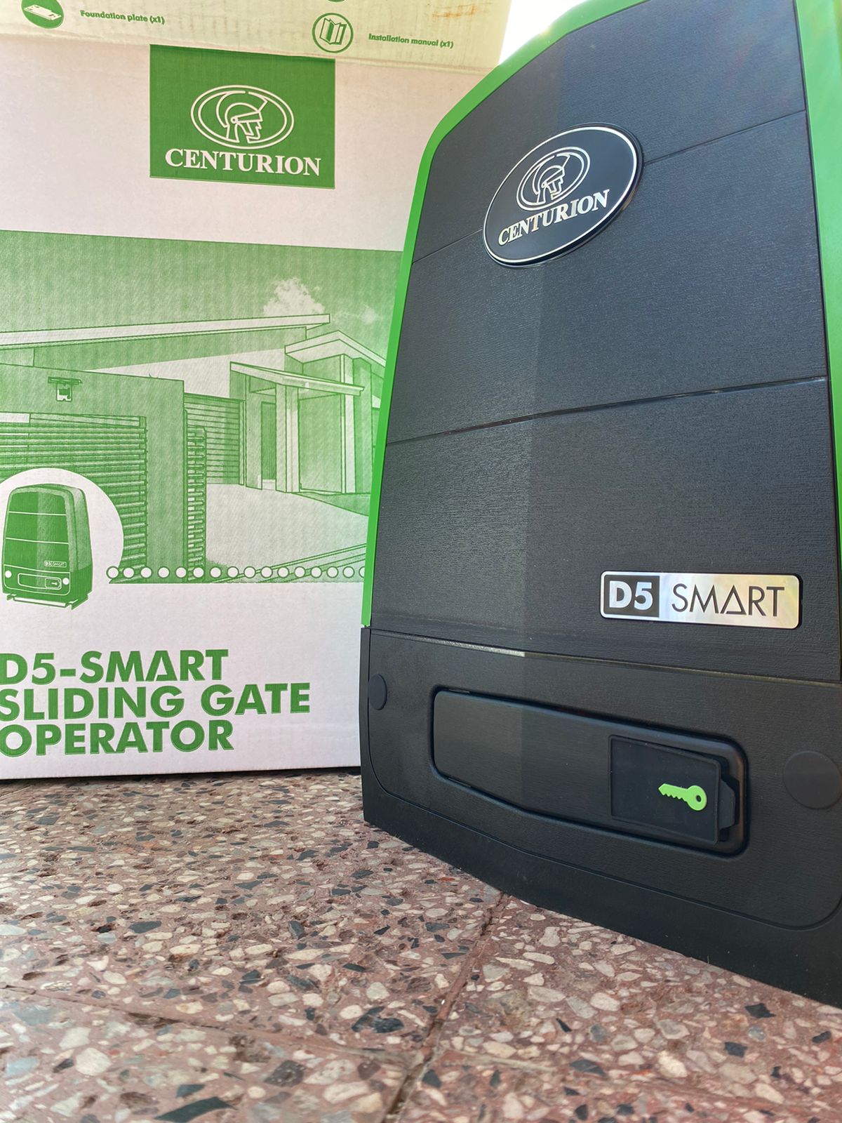 vista frontal motor corredera centurion d5 smart junto a su caja