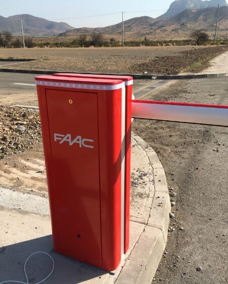 vista frontal barrera faac b680h instalada