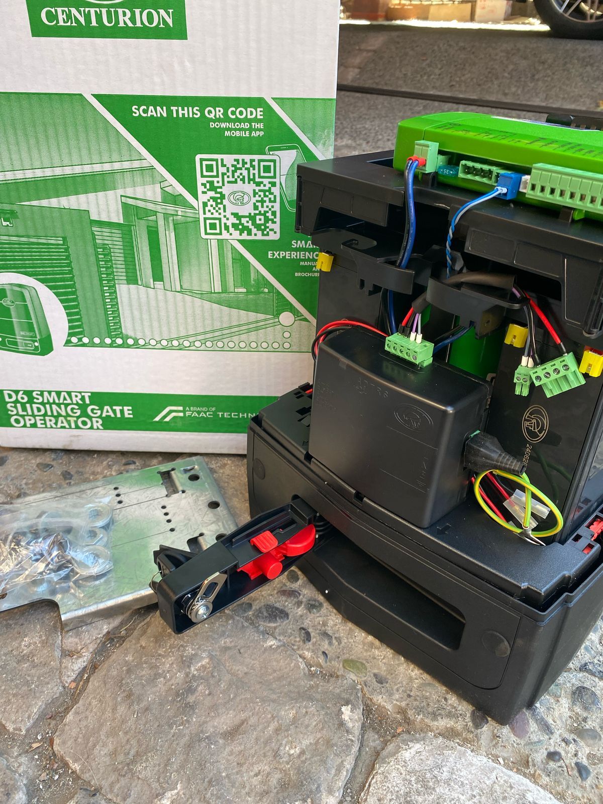 motor corredera CENTURION D6 SMART junto a su caja